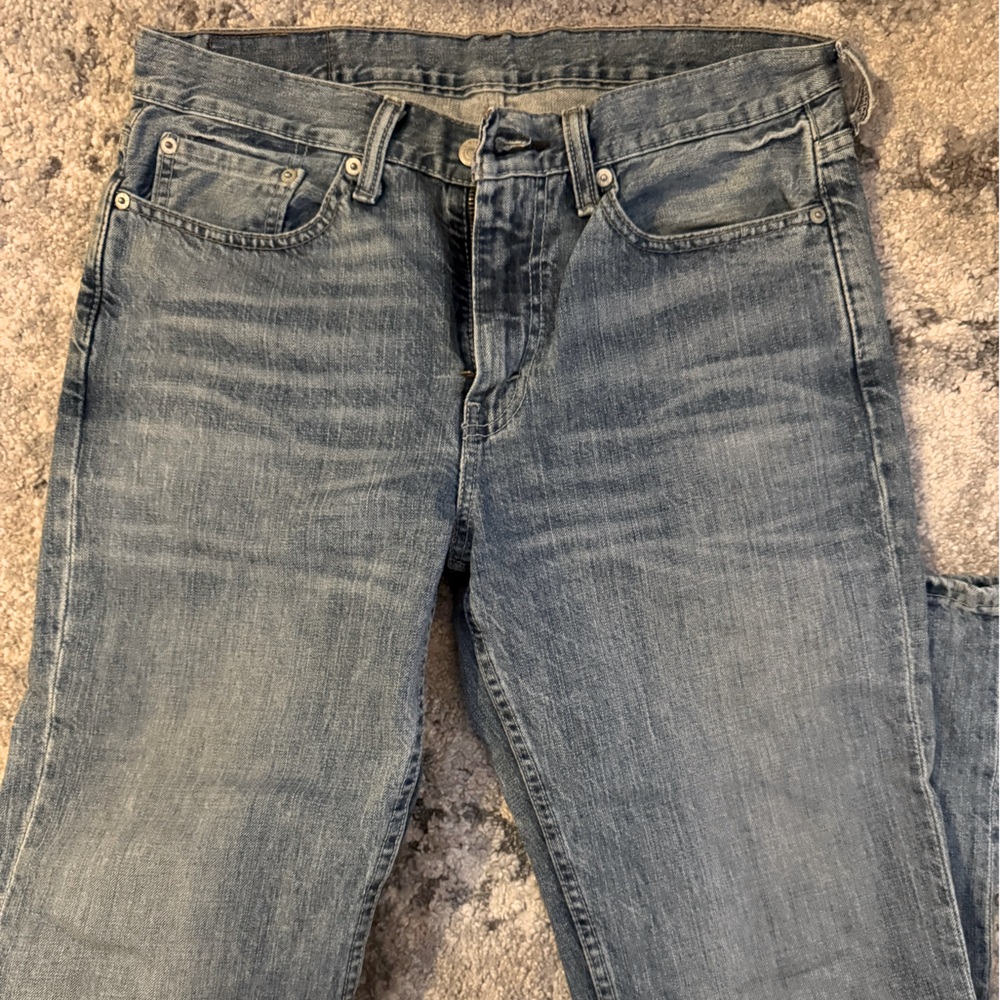 Great pair of Levi’s 514 men’s in light blue denim. No signs of wear. 32/30.